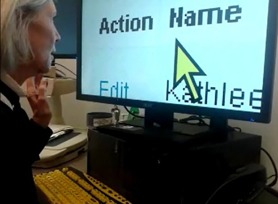 Сотрудница отдела трудоустройства «Lighthouse» за экраном с увеличенными шрифтом
