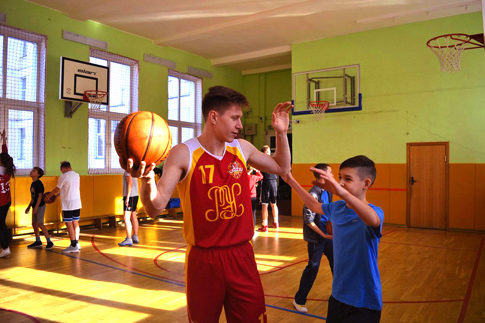 Школьники с инвалидностью и без научились играть в баскетбол
