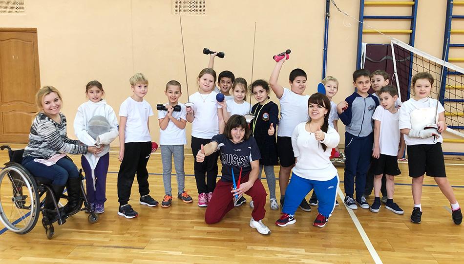 Фехтование, пауэрлифтинг и бочча: в московской школе прошёл фестиваль параспорта