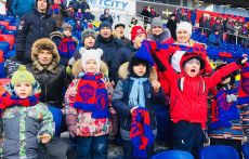 Игроков ЦСКА и «Урала» на поле сопровождали школьники с инвалидностью 