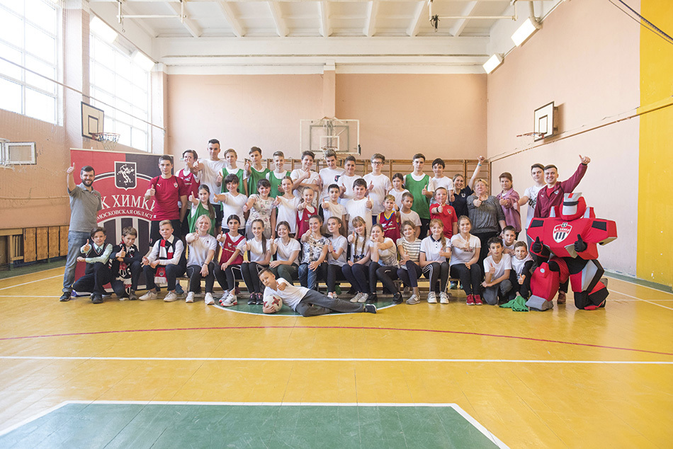 Школьники и футболисты в одной команде: как прошла встреча с игроками ФК «Химки»