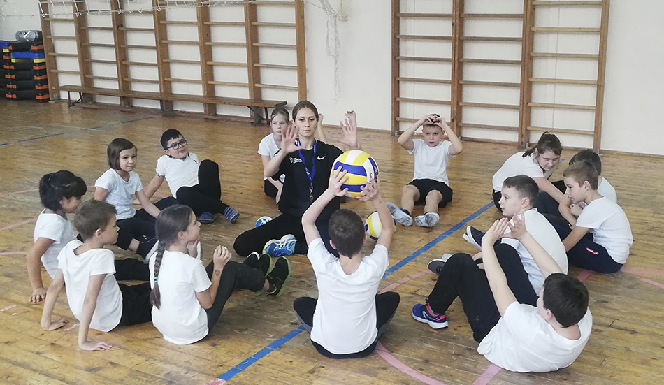 Что такое «волейбол сидя»: мастер-класс для петербуржских школьников