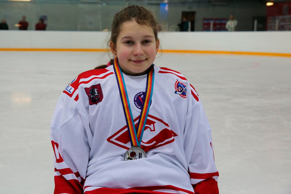 Дружба и командный дух: как Настя научилась играть в следж-хоккей