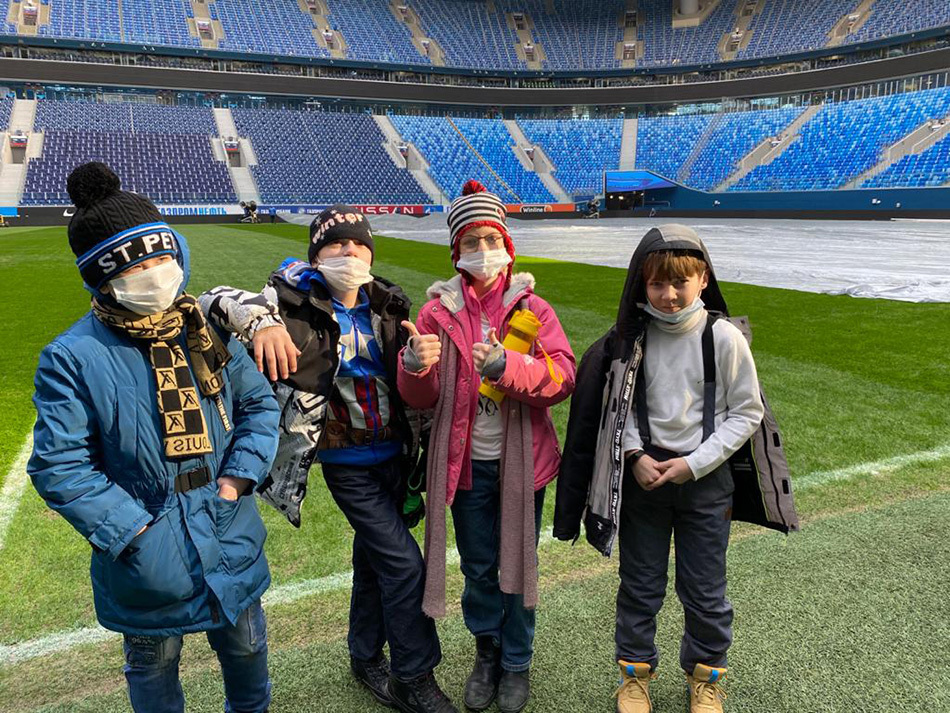 Почувствовать себя футболистами перед матчем: как прошла экскурсия по стадиону Газпром Арена