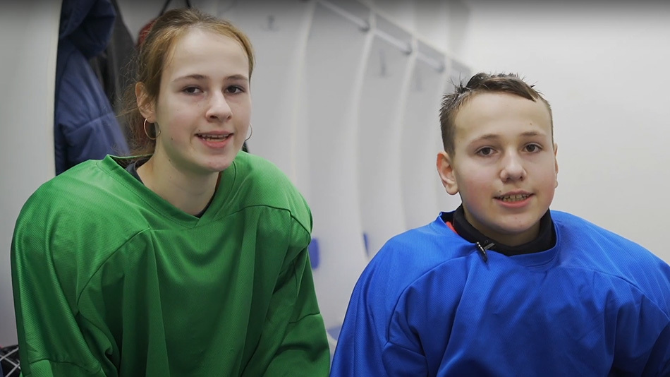 Лед + холод = здоровье: видеоистория следж-хоккеистов Влада и Вероники