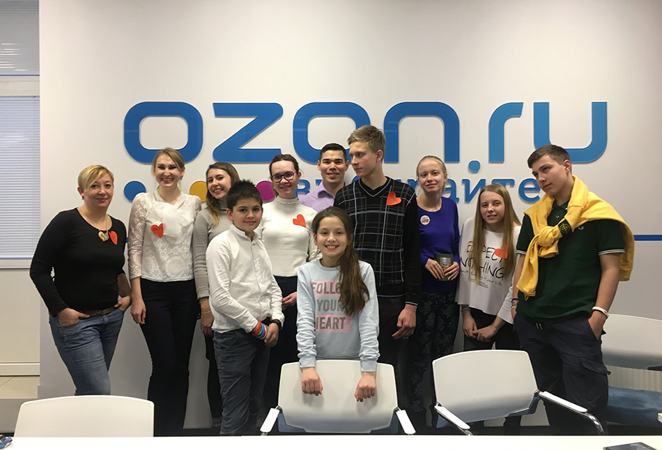 Озон великие луки интернет. OZON компания. Работник Озон. Офис компании Озон. Работники озона в Москве.