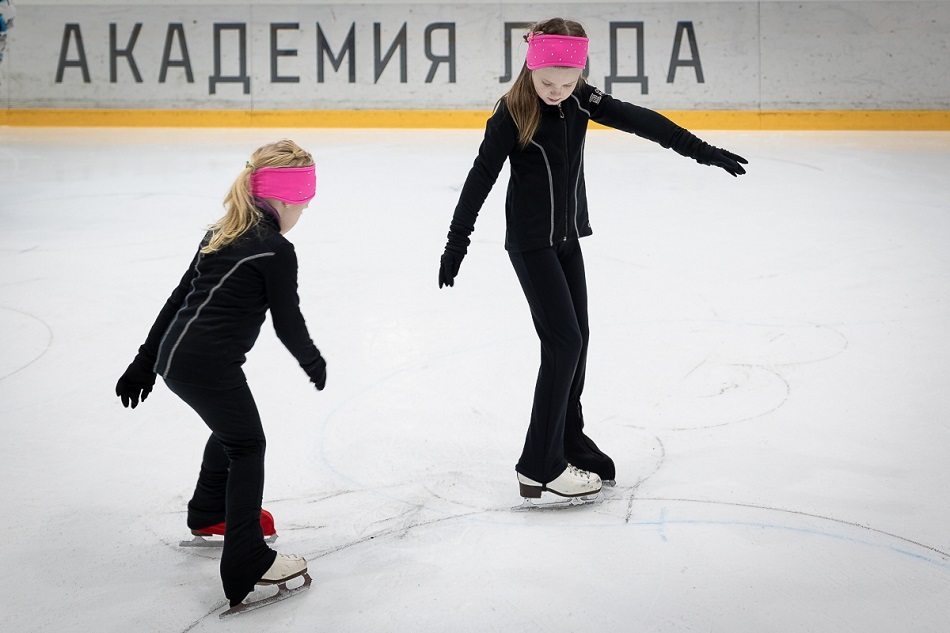 Две девочки с ментальными особенностями на фигурных коньках на ледовой площадке