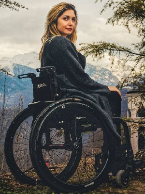 Фотопортрет в полный рост на инвалидной коляске: Мария Генделева, специалист по развитию лидерских качеств у подростков и молодёжи с инвалидностью, РООИ «Перспектива»