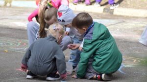 Дети рисуют на асфальте (фотография из ВКонтакте РЦДПОВ "Дом" Сормовского района города Нижнего Новгорода)