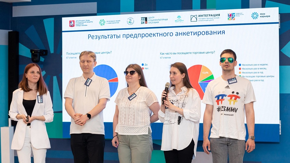 Фотография из ВКонтакте МГО ВОС: на сцене команда одного из проектов-победителей по программе «Действуй без барьеров!» 2024.