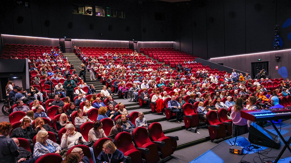 Большой зал-амфитеатр кинотеатра "Октябрь" (Москва), заполненный зрителями кинофестиваля "Кино без барьеров"