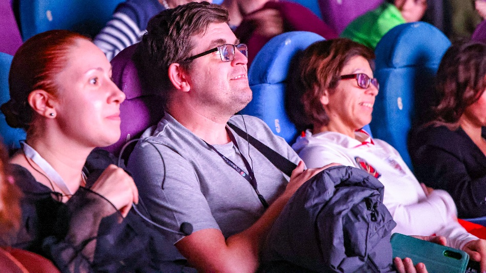 Крупным планом: несколько зрителей в кинозале во время просмотра фильма кинофестиваля "Кино без барьеров"