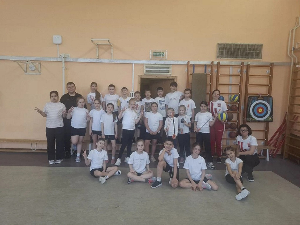 В школе №1034 состоялись мастер-классы по волейболу сидя и стрельбе из лука